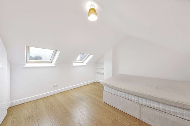 A bright duplex four bedroom apartment in a period conversion. - Photo 1