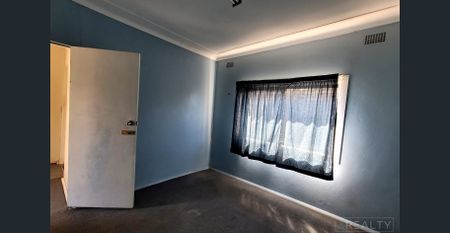 Original 2 bedroom home in Swansea - Photo 3