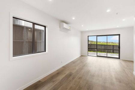 Brand New Family Home in Flat Bush! - Photo 2