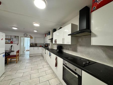 1 bedroom in a house share to rent - Photo 3