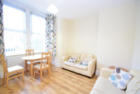 3 bedroom flat to rent - Photo 2