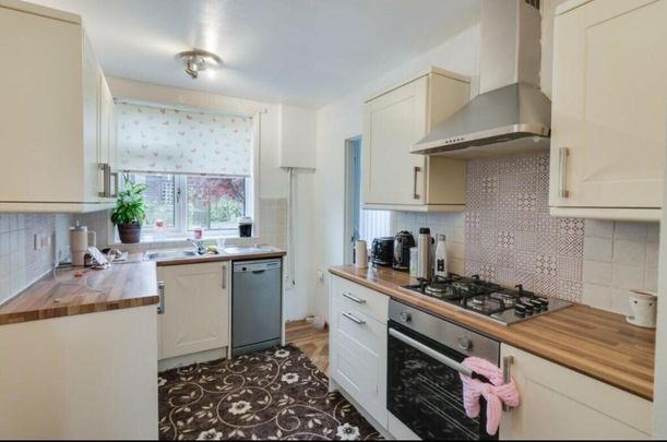 Iveson Crescent - Photo 1