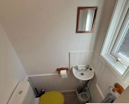 4 Bed Semi-Detached House, Honeysuckle Road, SO16 - Photo 5