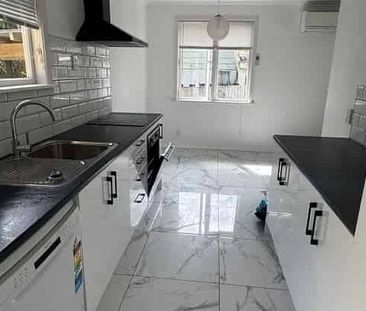 Tidy house ready for move - Photo 4