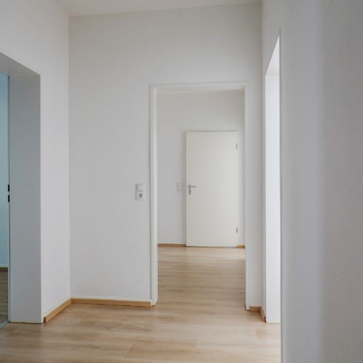 Helle 3-Zimmer-Erdgeschosswohnung mit Balkon in gepflegtem Mehrfamilienhaus - Foto 1