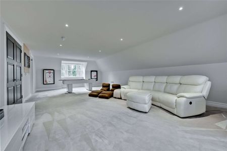 A stunning family home finished to an exceptional standard throughout. SHORT LET ONLY. - Photo 2