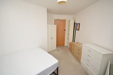 3 bedroom apartment to rent - Photo 4