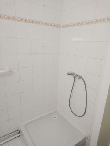 Appartement T3 de 58 m² en bon état avec un parking privé, un cellier et garage à vélos. - Photo 5