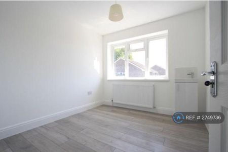 1 bedroom in a house share to rent - Photo 2