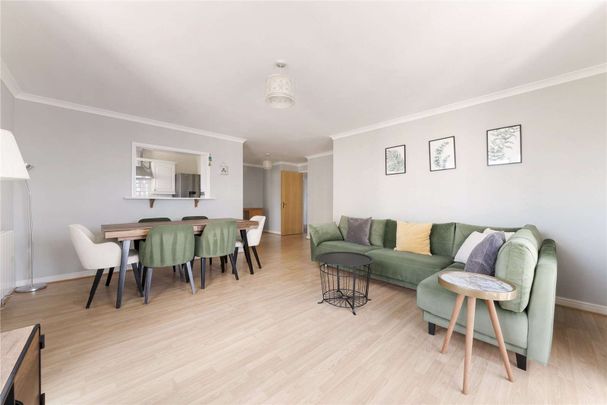 The development offers a daytime porter service. Residents benefit from being nearby to Canary Wharf. Millwall Park, Mudchute Park & Farm and Island Gardens are all close by. - Photo 1