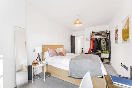 Beautifully presented, three bedroom apartment with outside space. - Photo 5