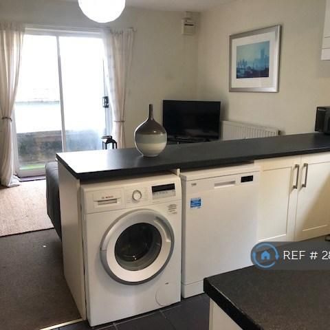 6 bedroom semi-detached house to rent - Photo 1