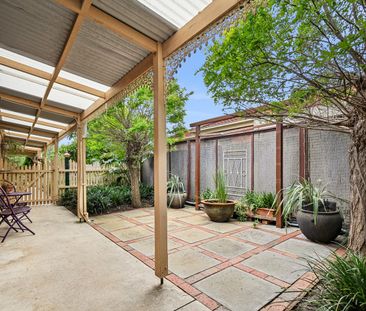 Furnished - Secure One Bedroom Unit - Photo 1