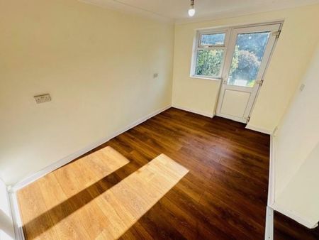 3 bedroom House To Let - Photo 2