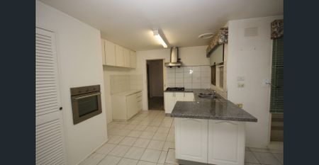 FOUR BEDROOM HOUSE - Photo 4