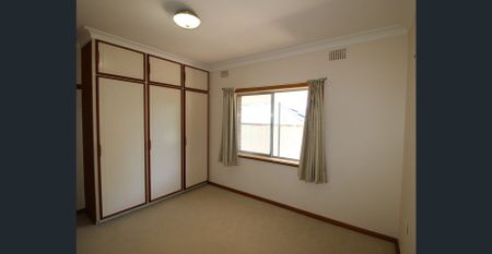 Charming 3 Bedroom Family Home - Photo 5