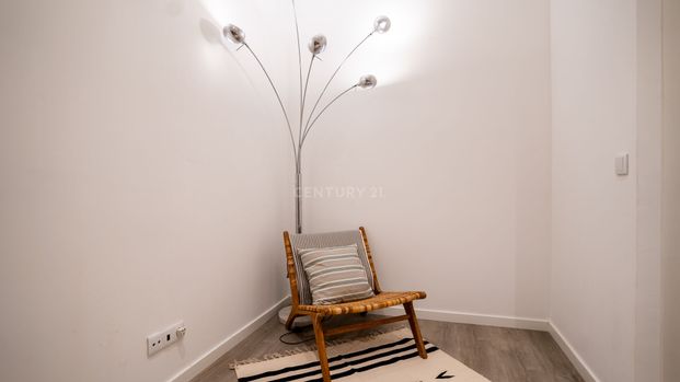 Apartamento T2 com Logradouro e muita luz e charme, no coração de Lisboa - Photo 1