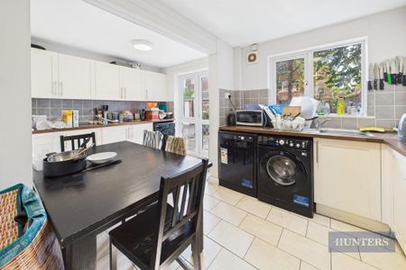 1 bedroom in a house share to rent - Photo 3