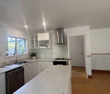 Charming 2 Bedroom Cottage with Study - Photo 1