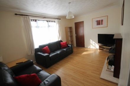 4 beds available in Durham - fully furnished, all-inclusive rent - Photo 1