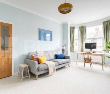 Spacious 3-Bedroom Ground Floor Flat with Private Garden - Photo 5