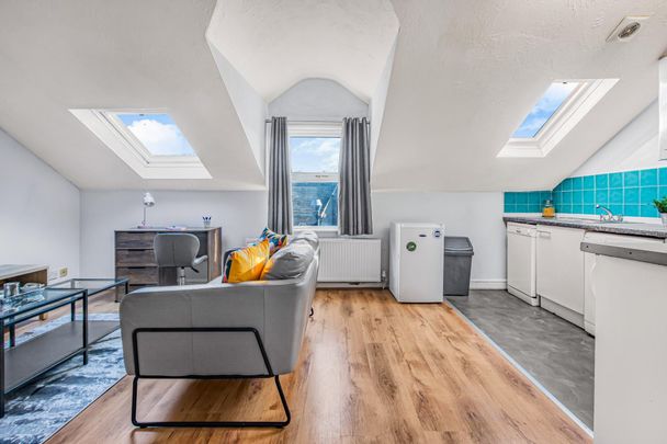 2 MOOR VIEW Leeds - LS6 1AQ - Photo 1