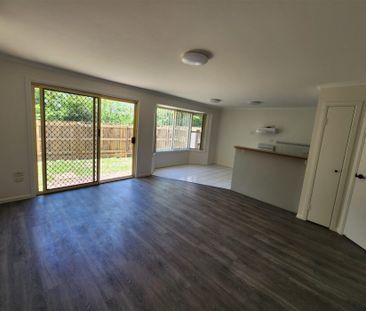 This comfortable 3-bedroom townhouse is in a perfect location - Photo 3