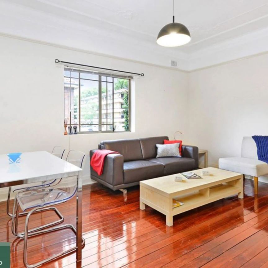 Bright & Spacious Top-Floor Apartment in Charming Boutique Block - Photo 1