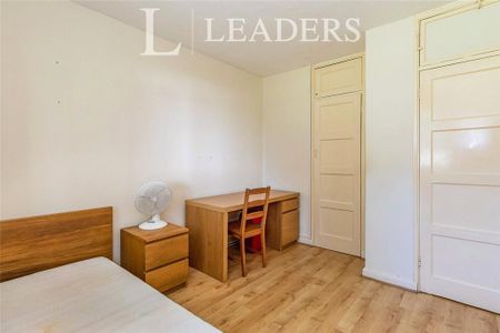 3 bedroom flat to rent - Photo 5