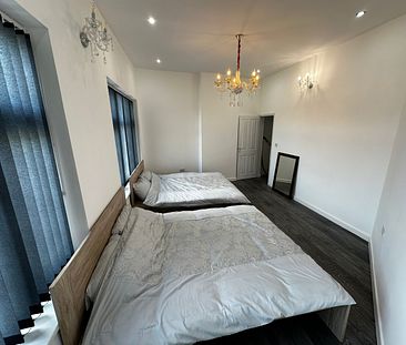 1 Bed Flat, Oldham Road, M40 - Photo 1