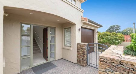 Immaculate townhouse living! - Photo 3