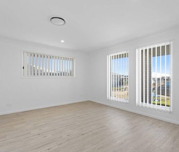 MODERN FAMILY HOME IN PRIME LOCATION! - Photo 2