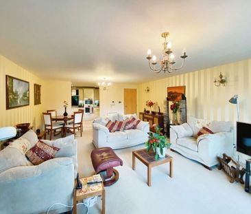 2 bedroom Flat To Let - Photo 1