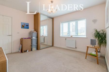 4 bedroom detached house to rent - Photo 2