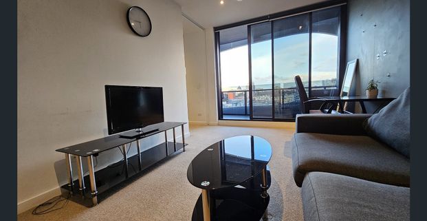 BRIGHT, SPACIOUS, FURNISHED, FLEXIBLE TERM - Photo 1