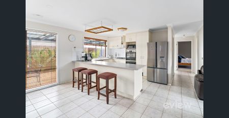 Spacious Family Home in Hoppers Crossing! - Photo 4