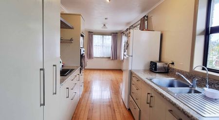 Three-bedroom Home with Spacious Yard! - Photo 2