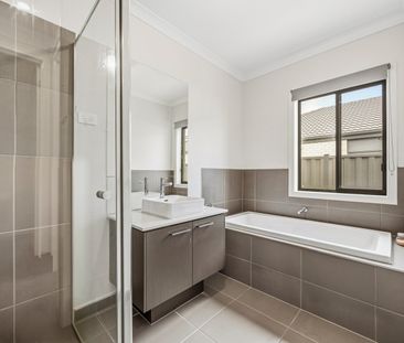 SPACIOUS OPEN LIVING FAMILY HOME - Photo 6