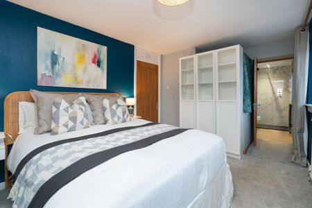 4 bedroom semi-detached house to rent - Photo 3