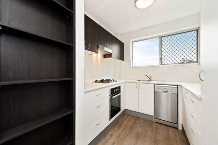Spacious, Renovated 2-Bedroom Apartment in Prime Location - Photo 4