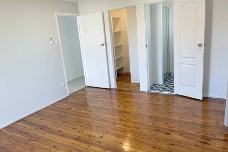Spacious and Stylish Upstairs Living in Prime Redcliffe Location - Photo 5