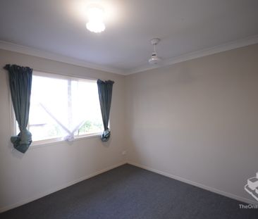 Spacious Two-Bedroom Townhouse with Air Conditioning & Double Parking - Photo 5