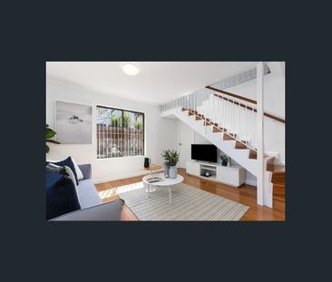 Spacious townhouse in convenient location - Photo 3