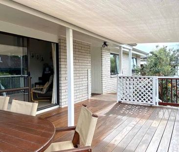 Charming 3-Bedroom Family Home with Play Park Access - Photo 5