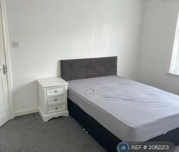 4 bedroom semi-detached house to rent - Photo 4