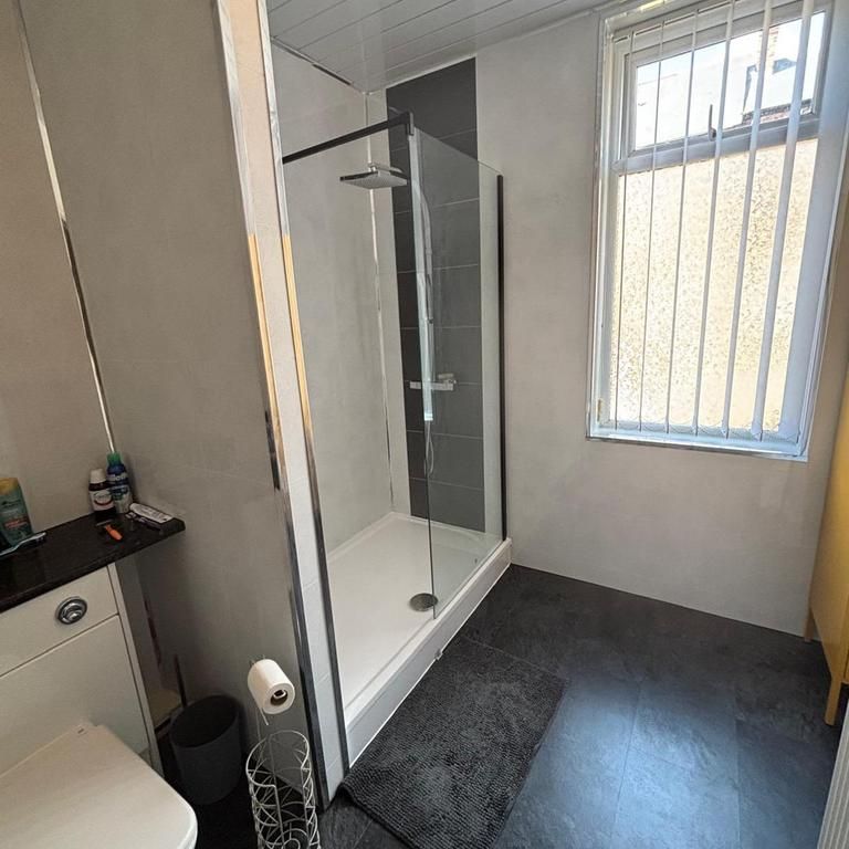 4 bedroom house of multiple occupation to rent - Photo 1