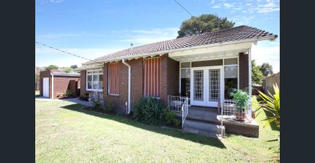 IMMACULATE HOME IN PRIME LOCATION! - Photo 2