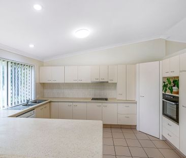 LARGE 4 BEDROOM FAMILY HOME IN GREAT LOCATION - Photo 3