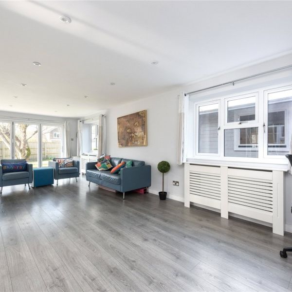 Snowdrop Way, Woking - 4 bedrooms Property for lettings - Seymours - Photo 1