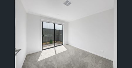 Family-Friendly 3-Bedroom Townhouse - Photo 2